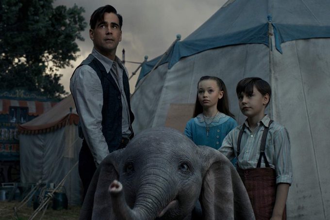Cena de Dumbo mostra o elefante com os personagens de Colin Farrell e seus filhos