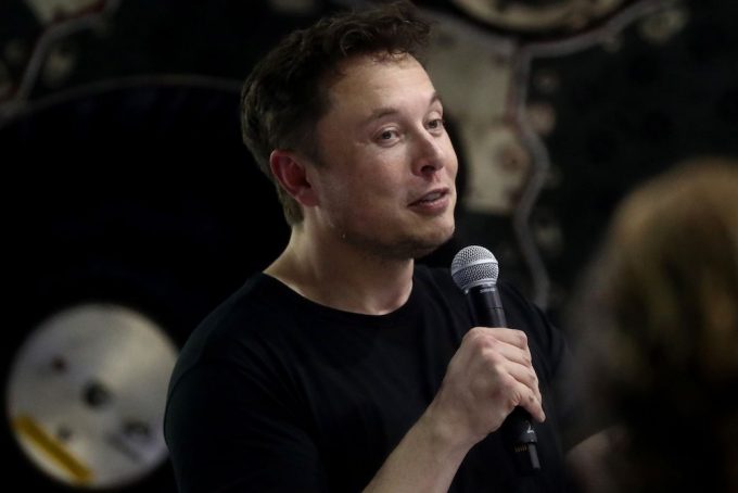 Elon Musk lançou um single de rap RIP Harambe