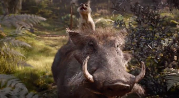 Os amados Timão e Pumba em cena do trailer da versão live-action de O Rei Leão