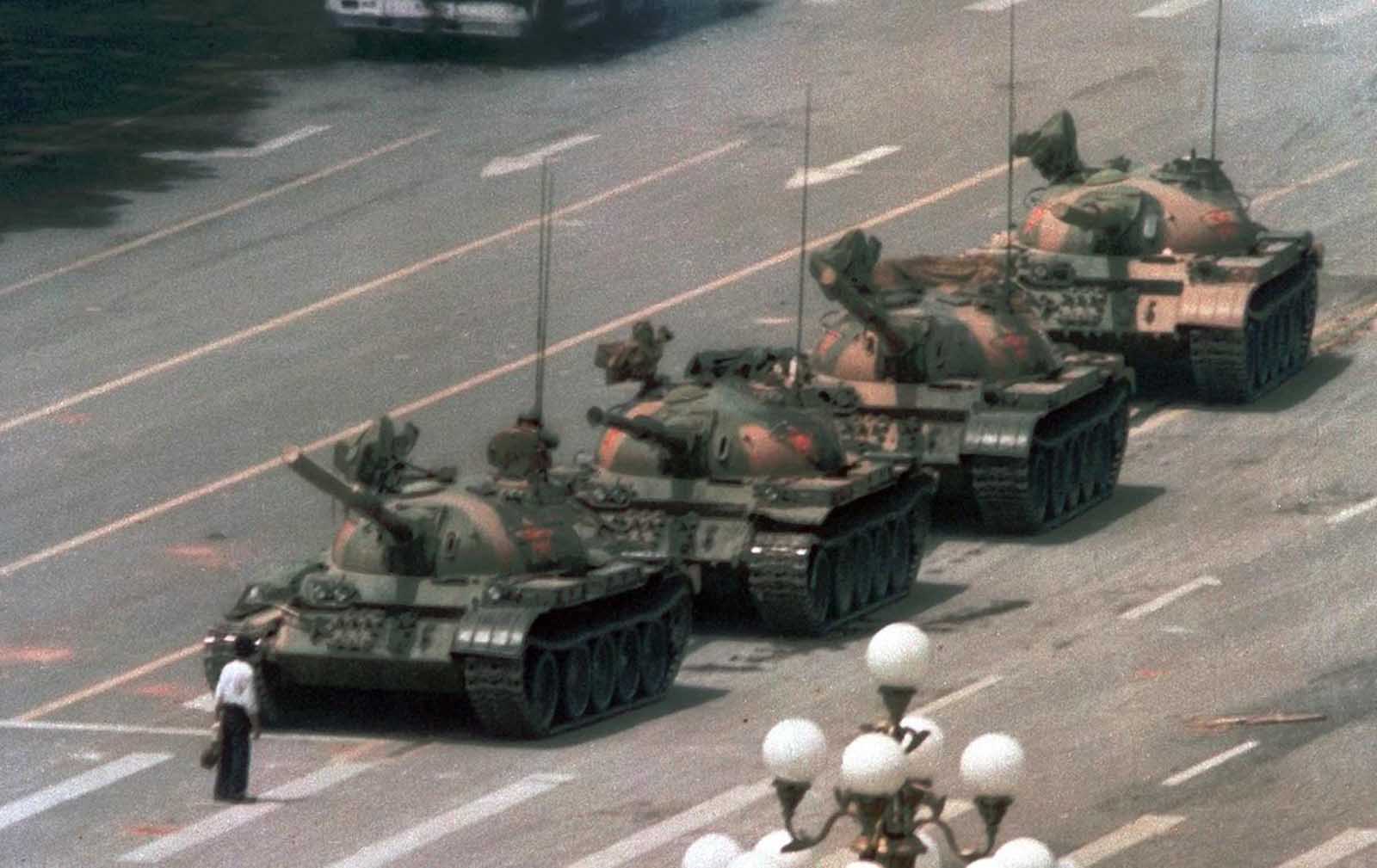 China, 05/06/1989: homem impede avanço de fila de tanques rumo à Praça Tiananmem / Apple