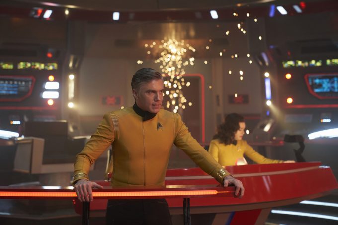 Capitão Pike e a Número Um na ponte da Enterprise no meio da batalha