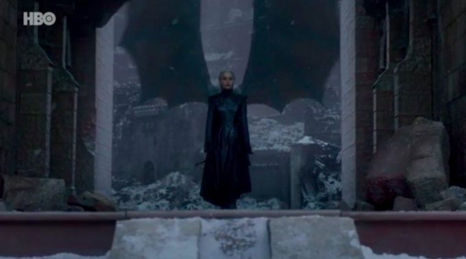 Dany com Drogon ao fundo com cena mais bonita do episódio final de Game of Thrones.