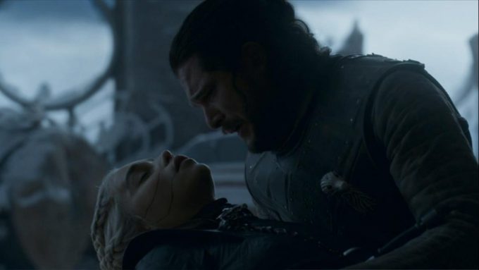 Dany morre pela adaga de Jon Snow em cena do episódio final de Game of Thrones