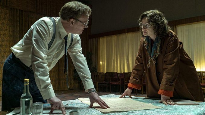 Jared Harris e Emily Watson em cena do segundo episódio de Chernobyl