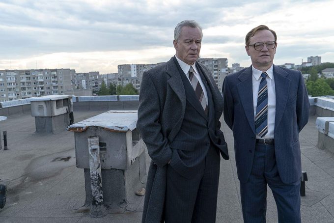 Stellan Skarsgård e Jared Harris em cena do segundo episódio de Chernobyl
