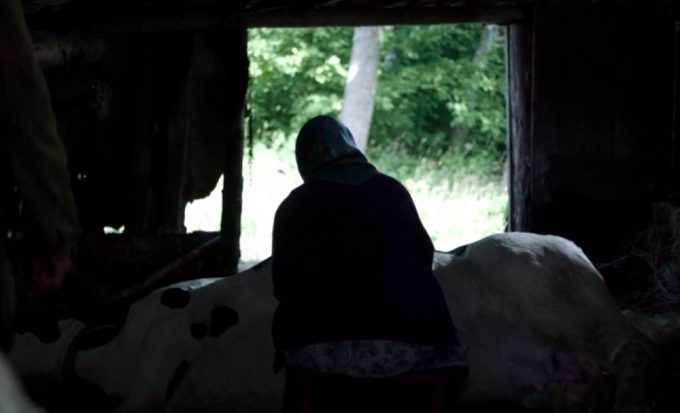 Cena mostra idosa e sua vaca como exemplo da retirada de pessoas da zona de exclusão de Chernobyl