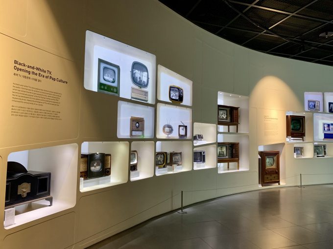 Parte do museu com história das TVs