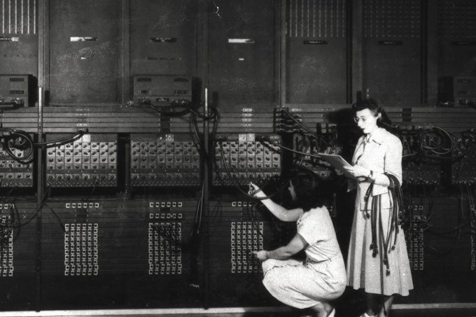 U.S. Army/ARL Technical Library / Ester Gerston e Gloria Gordon programando o ENIAC / primeiro computador