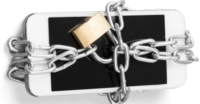 iPhone trancado por cadeado e corrente / apple jailbreak