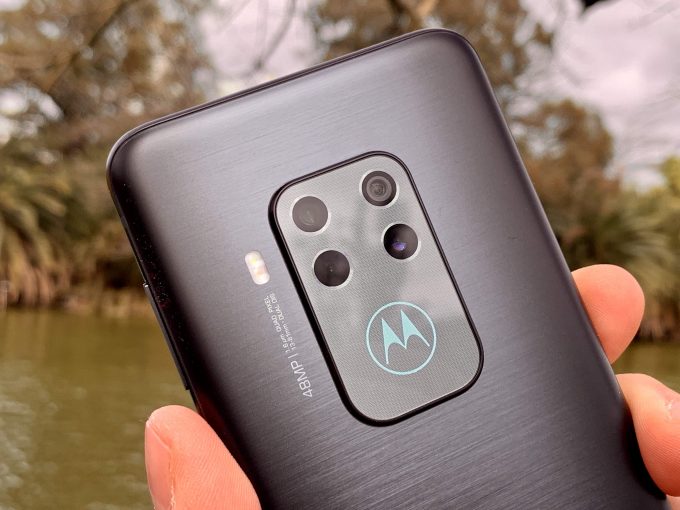 Motorola One Zoom câmeras
