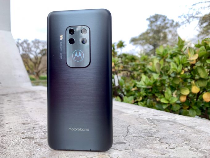 Motorola One Zoom de costas