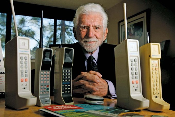 Martin Cooper e aparelhos da linha Motorola DynaTAC / celular antigo
