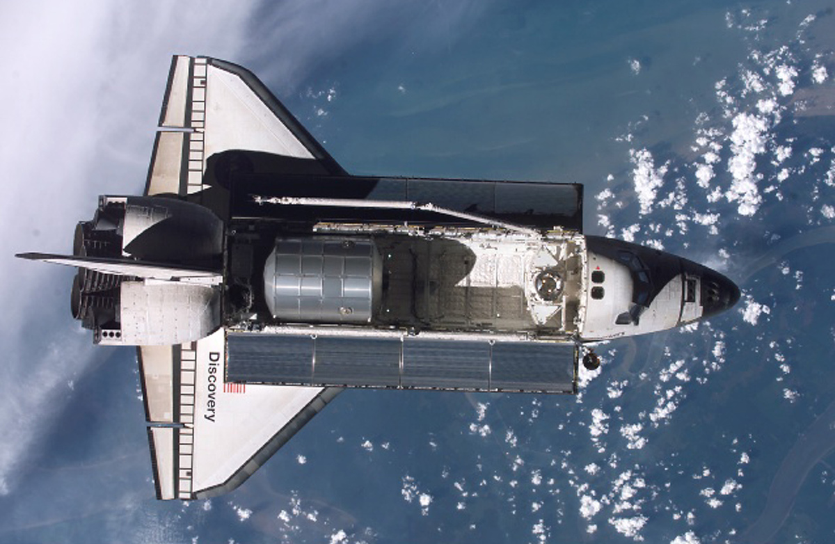 Ônibus espacial Discovery levando um módulo da Estação Espacial Internacional