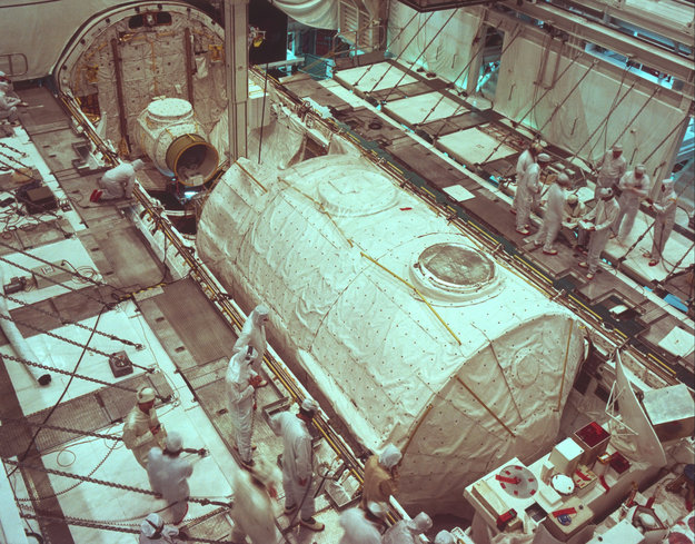 Primeira versão do Spacelab sendo instalada
