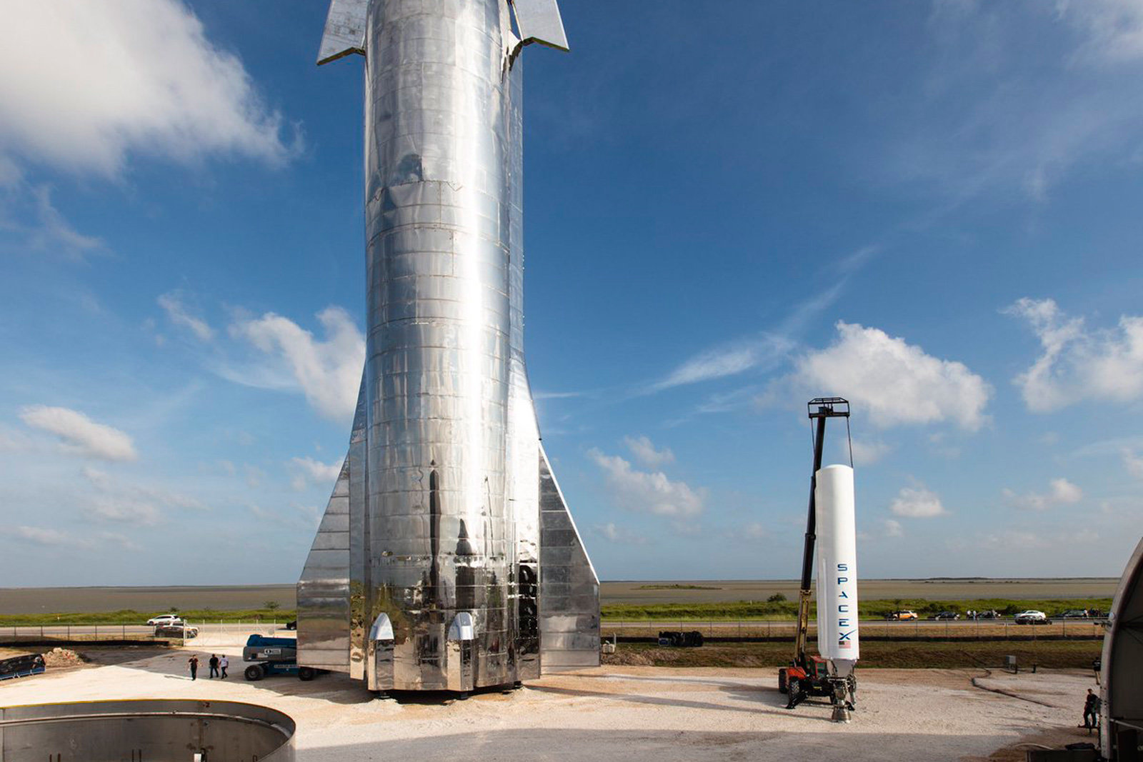 Starship da SpaceX ao lado do primeiro estágio de um Falcon 1