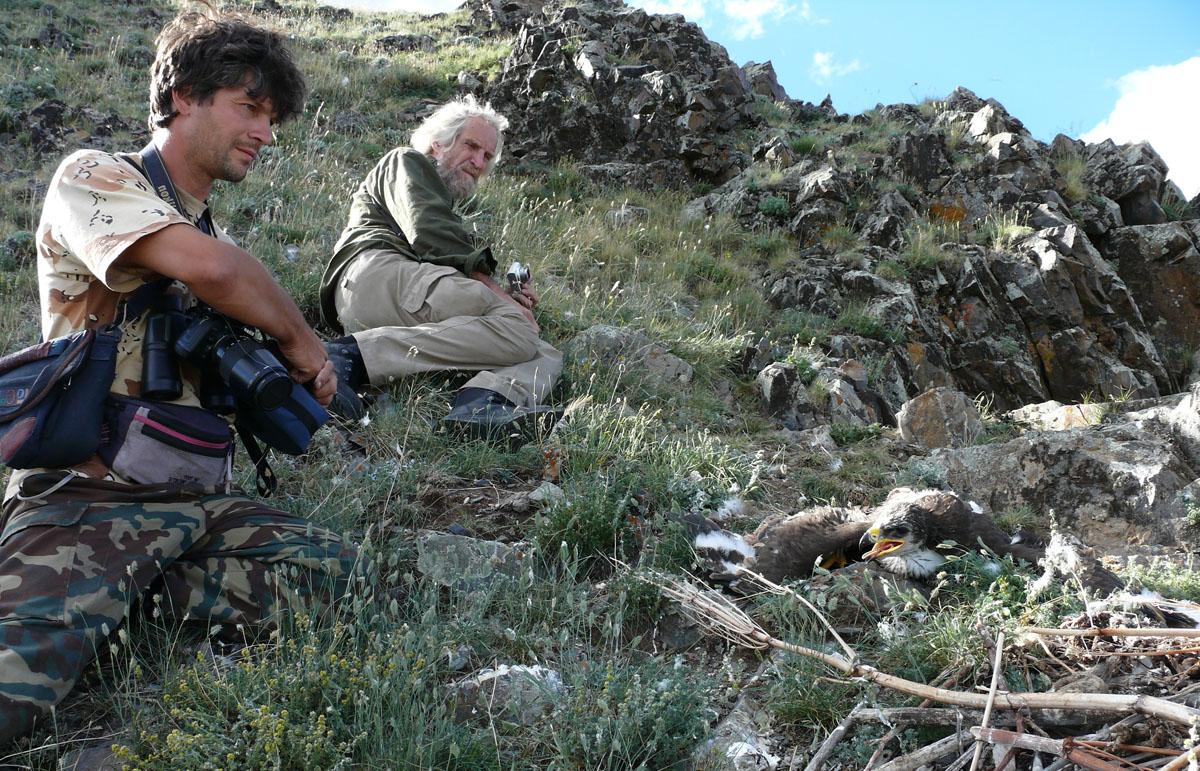 Igor Karyakin (esquerda) estudando uma águia.