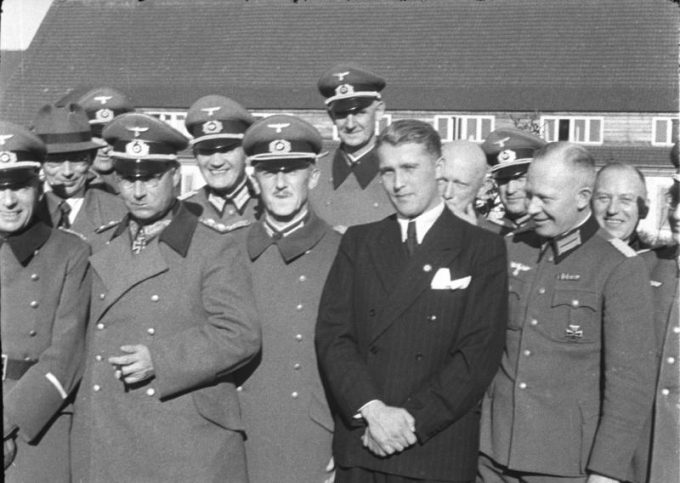Wernher Von Braun e oficiais nazistas em Peenemunde