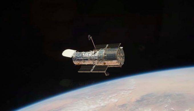 Hubble em órbita da Terra