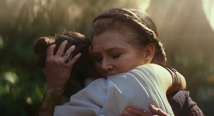 Carrie Fisher e Daisy Ridley se abraçam em cena de Star Wars: A Ascensão Skywalker