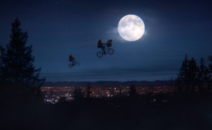 O clássico passeio de E.T. O Extraterrestre é recriado no comercial da Xfinity