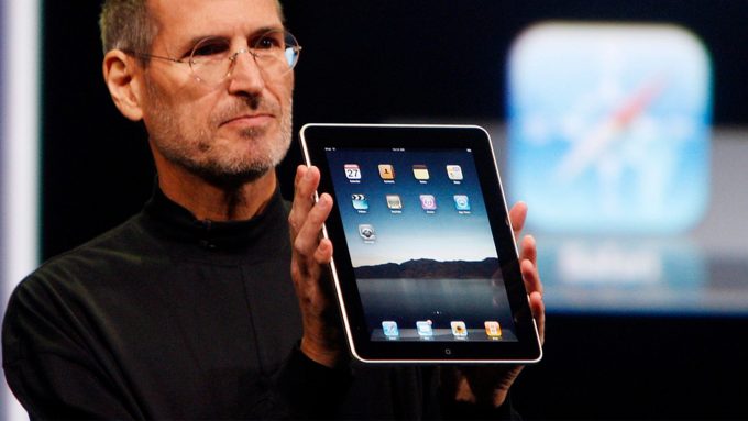 Steve Jobs e o iPad original / Revista Time