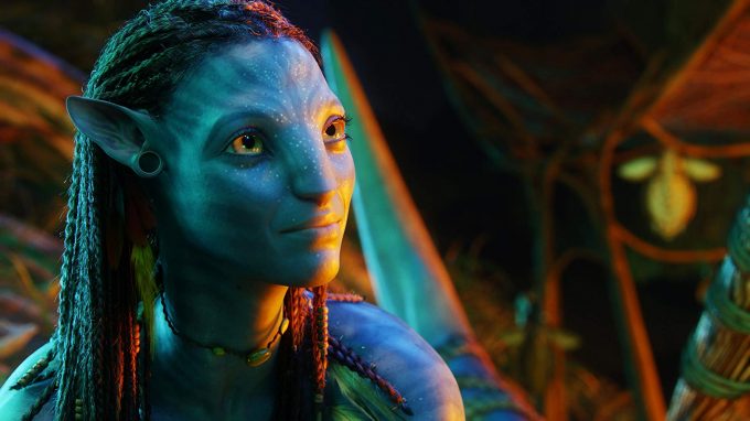 Personagem de Zoe Saldana em cena de Avatar, filme que será relançado antes de Avatar 2