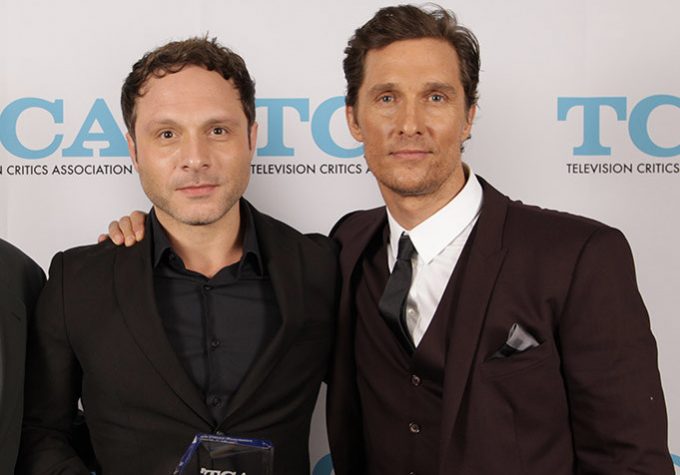Matthew McConaughey e Nic Pizzolatto, criador e roteirista de True Detective