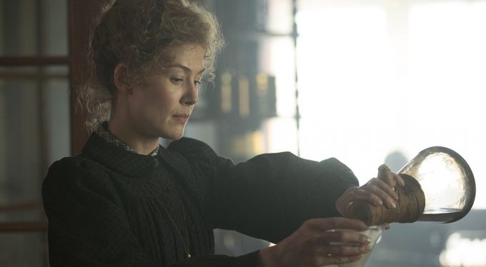 Rosamunde Pike faz o papel de Marie Curie no filme Radioactive 