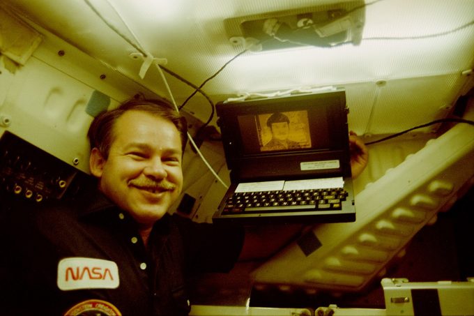 Astronauta John O. Creighton a bordo da USS Discovery, com um GRiD Compass