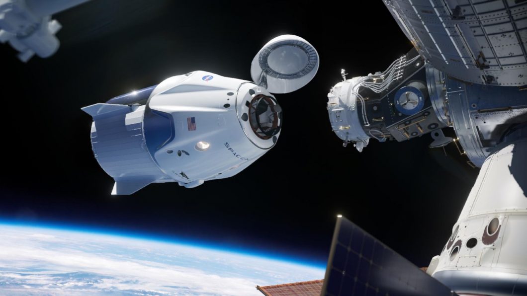 Cápsula Crew Dragon se acopla à Estação Espacial Internacional (ISS) durante a missão C206‑1 Endeavour, em 31 de maio de 2020 (Crédito: Divulgação/NASA)