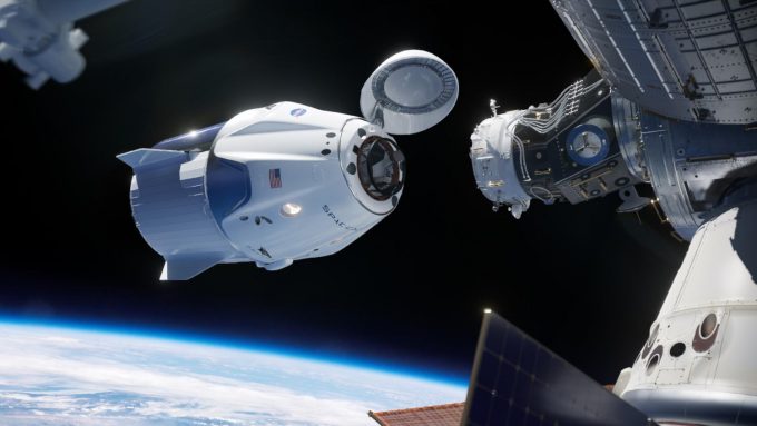 Cápsula Crew Dragon se acopla à Estação Espacial Internacional (Crédito: NASA)
