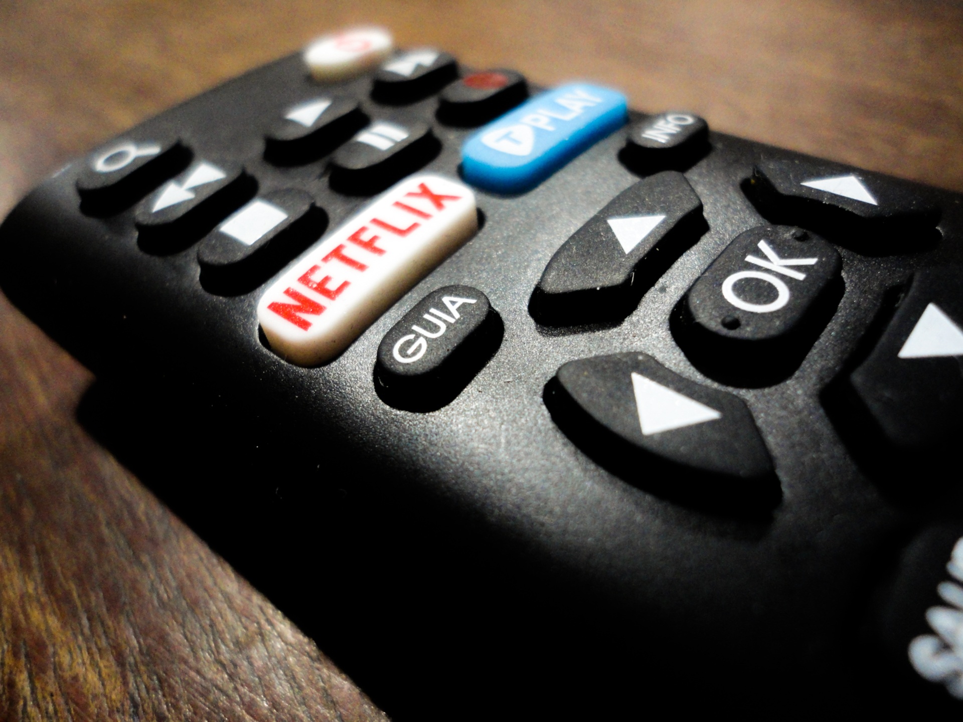 Netflix Brasil vai pagar para você ficar o dia inteiro no sofá - Meio Bit