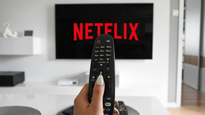 Tumisu / TV com logo da Netflix e mão segurando controle remoto / Pixabay