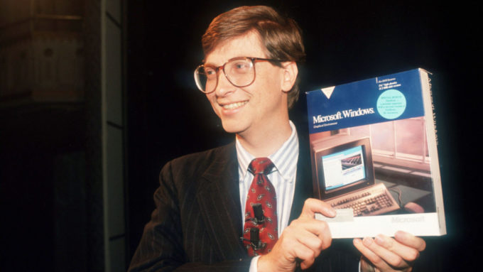 Bill Gates exibe caixa do Windows 1.0 (Crédito: Carol Halebian)
