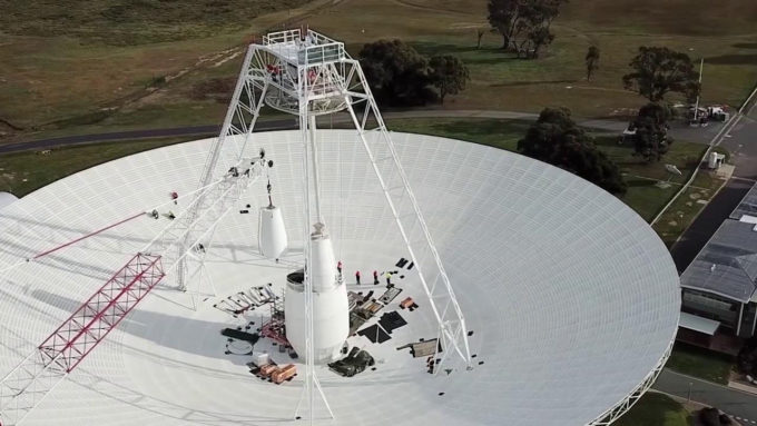 Técnicos reparam antena radio-telescópica DSS-43, em Camberra, Austrália (Crédito: CSIRO)