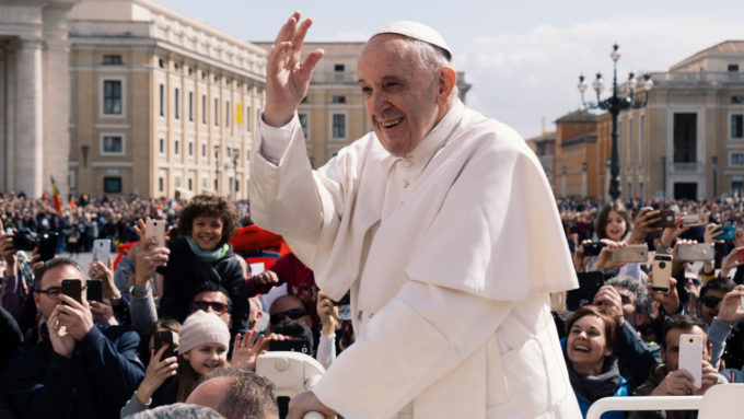 Papa Francisco saúda fiéis na Praça São Pedro, em Roma (Crédito: Ashwin Vaswani/Unsplash)