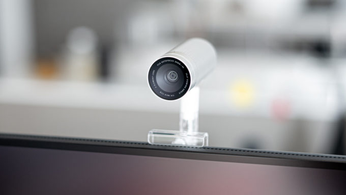A webcam "PiSight": iSight por fora, Raspberry Pi por dentro (Crédito: Max Braun)