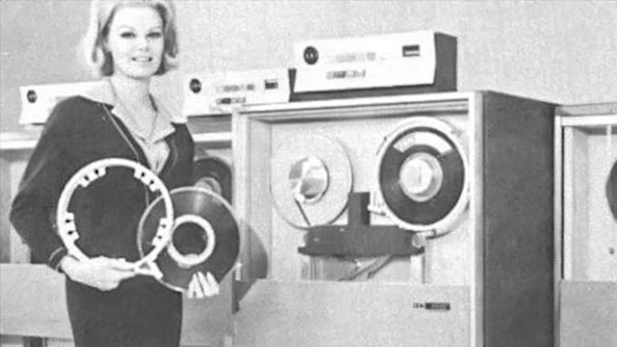 Operadora demonstra fitas de 9 pistas do drive IBM 2401, parte do IBM System/360 lançado em 1964 (Crédito: Divulgação/IBM)