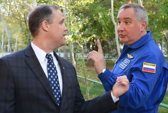 Diretores Jim Bridenstine (NASA) e Dmitri Rogozin (Roscosmos) "conversam" durante encontro em 2019 (Crédito: Alexei Filippov/TASS/Getty Images)