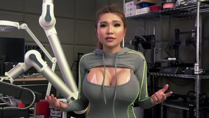 Naomi Wu é a "Sexy Cyborg", mas ela entra na categoria transumanismo (Crédito: Reprodução/Naomi Wu-Sexy Cyborg channel/YouTube)