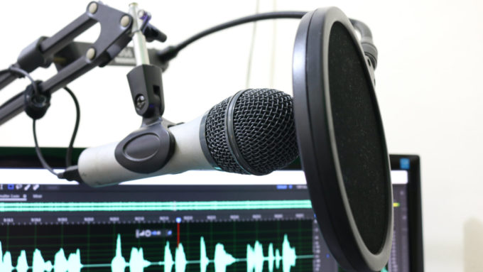 Microfone e software de edição de áudio (Crédito: florantevaldez/Pixabay)