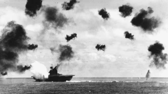 USS Yorktown é atingido durante a Batalha de Midway (Crédito: Official U.S. Navy Photograph 80-G-414423, U.S. National Archives)