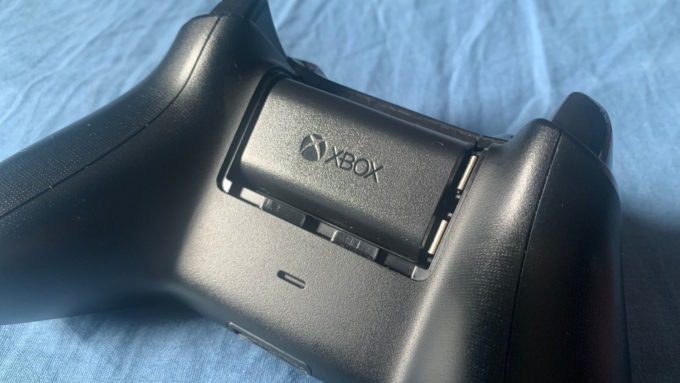 Xbox Play & Charge, kit com bateria e cabo USB é opcional (Crédito: Ronaldo Gogoni/Meio Bit) / pilhas