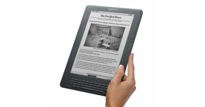 Kindle de 1ª geração, ainda com teclado físico (Crédito: Divulgação/Amazon)