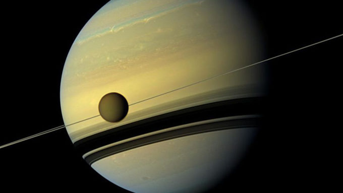 Saturno e Titã, fotografados pela sonda Cassini (Crédito: NASA/JPL-Caltech/Space Science Institute) / vida