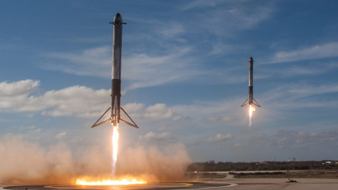 Pouso simultâneo dos busters do Falcon Heavy, após seu lançamento em 11 de abril de 2019 (Crédito: Reprodução/SpaceX)