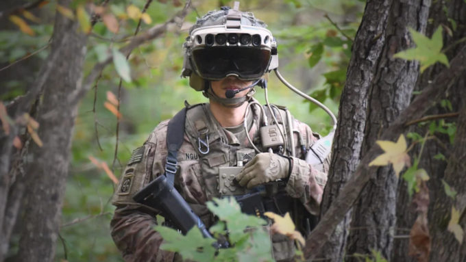 Soldado dos EUA treina com 2ª geração do IVAS (Crédito: Divulgação/US Army/DoD)