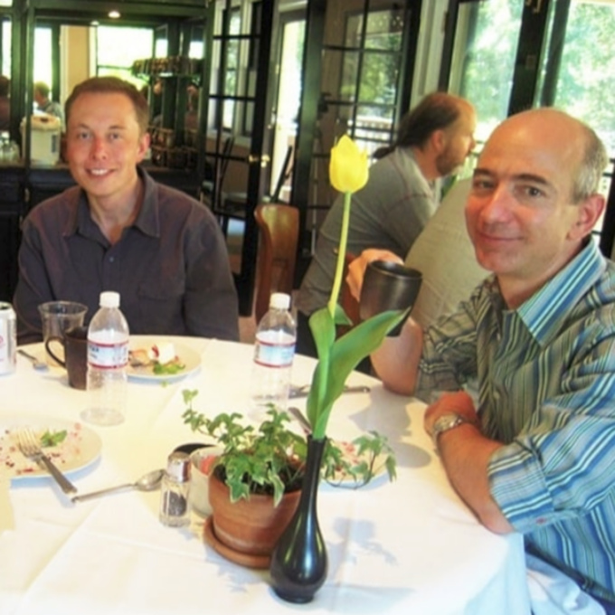 Em 2004, Musk e Bezos jantavam juntos. Hoje, trocam farpas (Crédito: Trung Phan/Twitter)