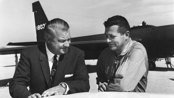 Kelly Johnson (esq.) e Francis Gary Powers, o piloto do U-2 que os russos conseguiram abater (Crédito: National Museum of USAF) / área 51