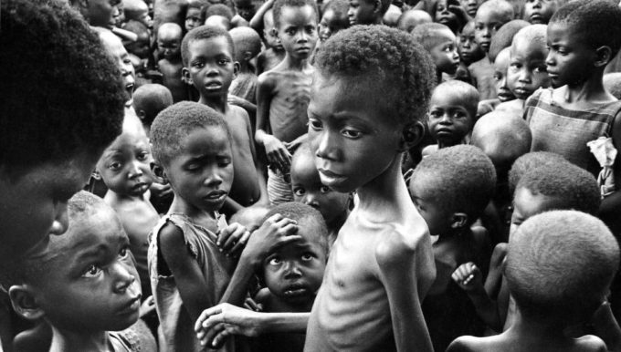 Entre 500 mil e 2 milhões de civis igbos da região do Biafra morreram de fome e inanição durante a Guerra Civil da Nigéria (Crédito: Romano Cagnoni/Hulton Archive/Getty Images)